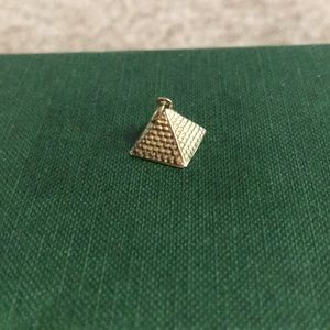 The pyramid pendant real gold (18 k)